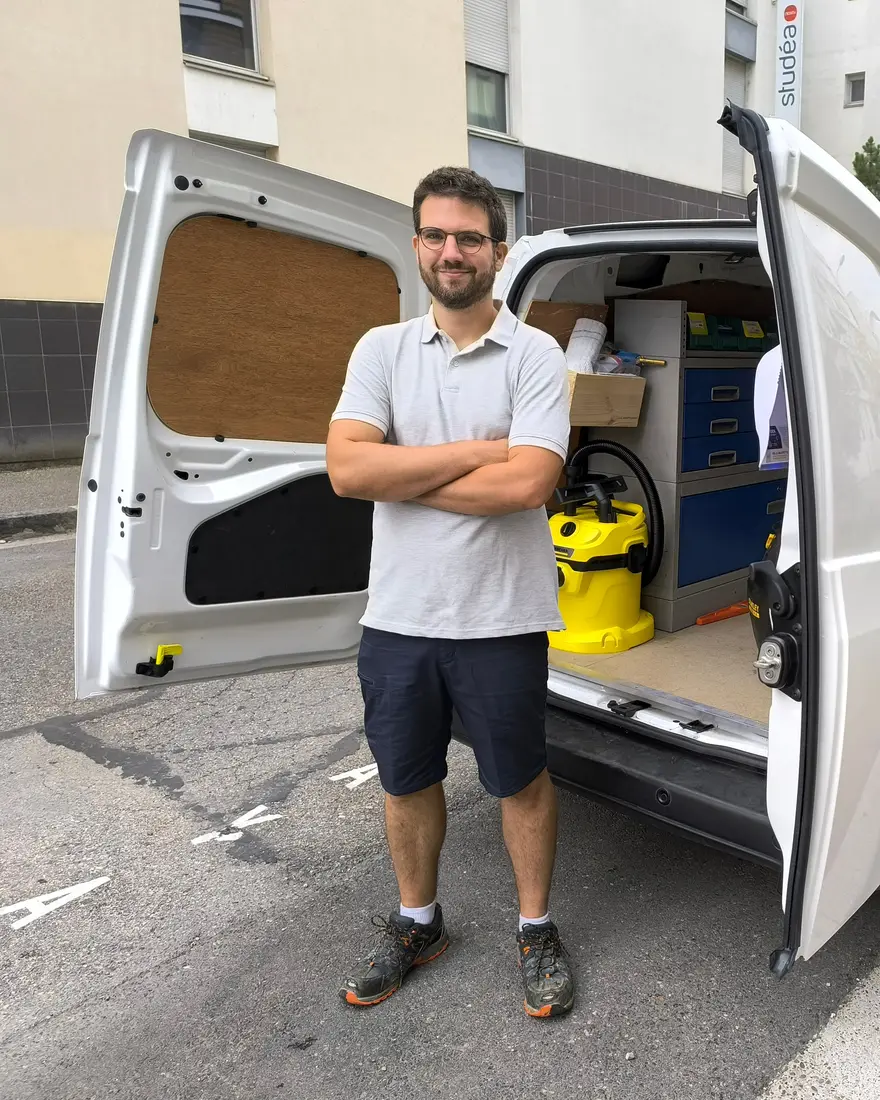 Cyril le Plombier devant son fourgon aménagé, à Lyon